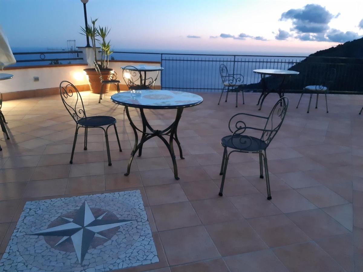 Le Marelle Hotel Furore Buitenkant foto